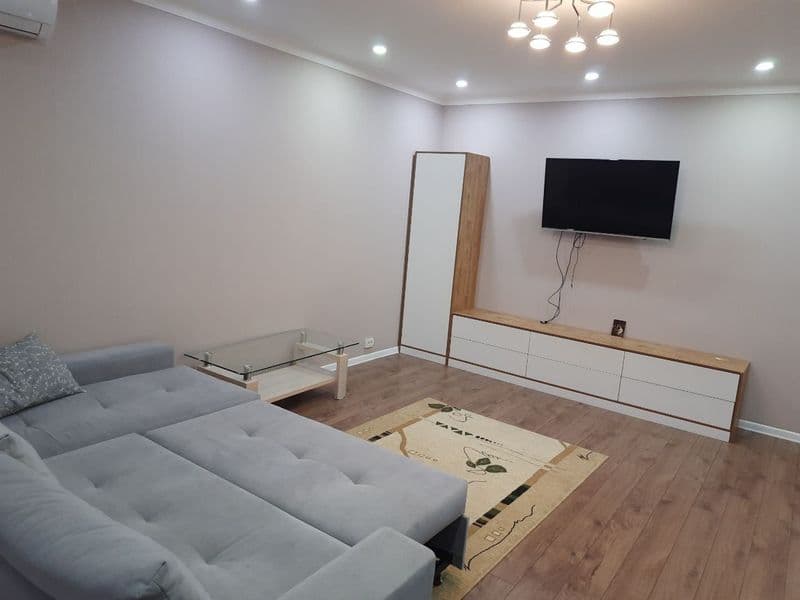 Сдаю квартиру миробадский район оринтик ГУВД на долгий срок 