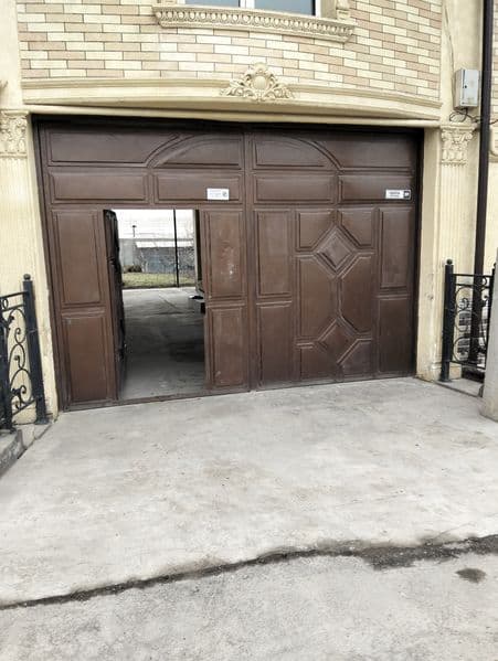 Все удобства есть. Холодильник  есть газ плита есть.