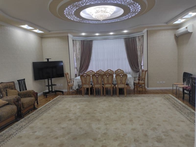 Мирабод район<br />
Нуккус куча <br />
4/5/8<br />
200кв.М<b