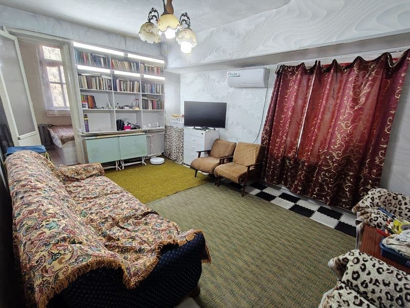 Кирпичный дом, с двух сторон окна, 2-я линия. Рядом с Ипак Й