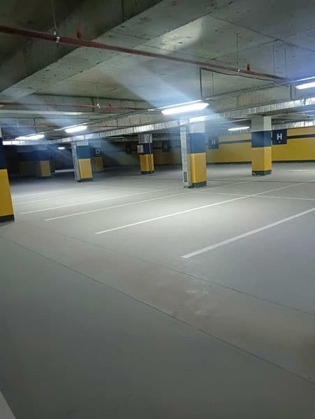 Удобные места в подземном паркинге. Удобный заезд и выезд. В