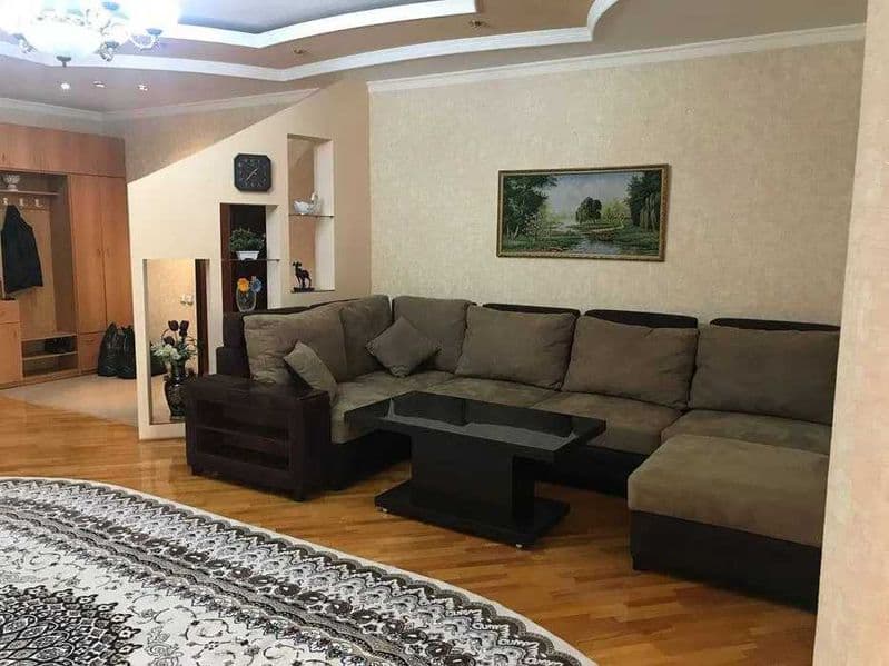 Квартира в центре укомплектована мебелью и техникой.