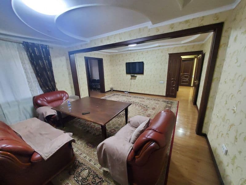 Отличное расположение дома - всё рядом - много магазинов, Це