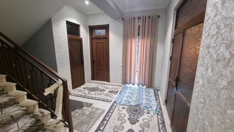 2 qavatli, yangi remontdan chiqgan. 8ta xonasi bor.<br />
<b