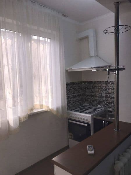 Сдаю квартиру 1ком.сделано в 2 комн. Только  на долгий срок.