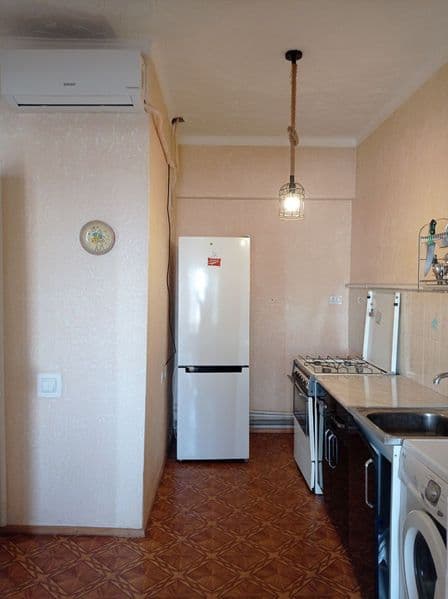 Квартира перепланирована в трех комнатную: две спальни, гост