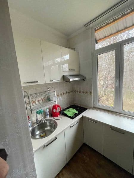 Eski Amerika elchixonasi ruparasidagi yo'l yoqasidagi uy. M.