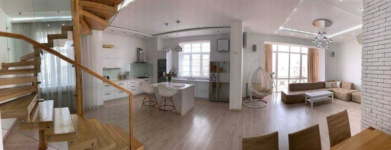 Сдаётся 5комнатная кв на метро Ойбек.<br />
Ориентир- гостин