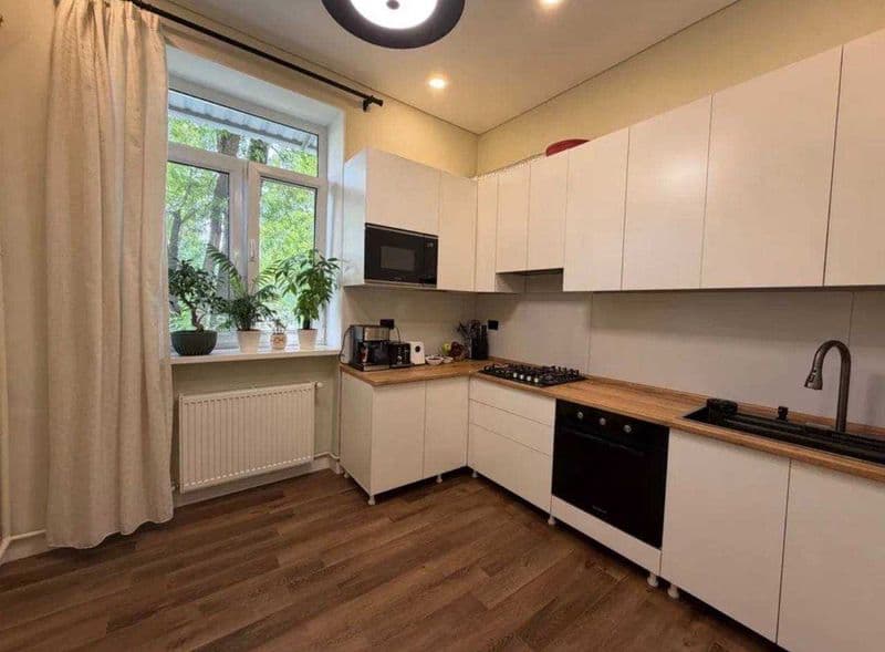 • Район: Мирабад<br />
• Адрес: улица Ислом Каримов<br />
• 