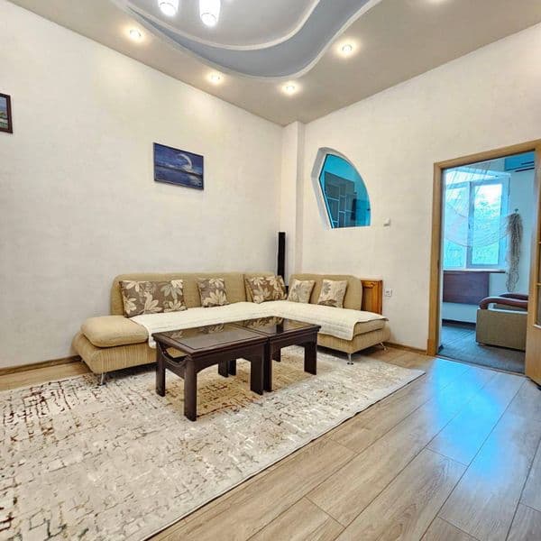 Отличное расположение дома - всё рядом - много магазинов, Це