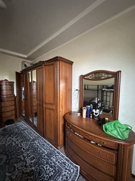 Kvartira sheriklikka. “Pushkin” metrosi yaqinida joylashgan.