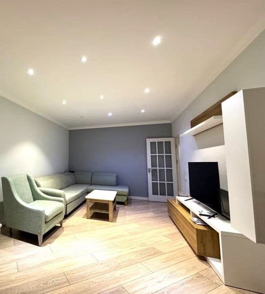 Отличное расположение дома - всё рядом - много магазинов, Це