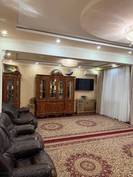 Район Сергели, дом 1991 года постройки<br />
Соседи — дружны