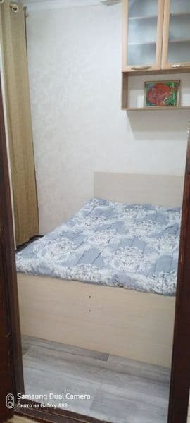 Сдаетчя 1 комнатная переделвнная в 2х,на 1 этаже,есть огород — фото 4