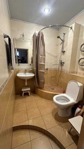 Большая изолированная спальня, просторная кухня, переходящая — фото 5