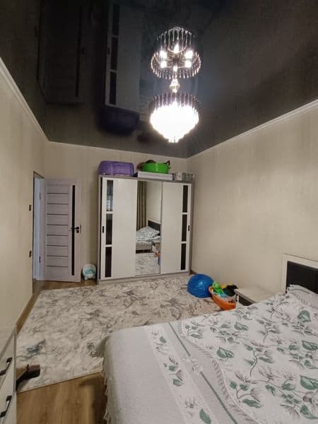 Hamma sharoitlari bor kirib yashaladi yon atrofda magazin bo