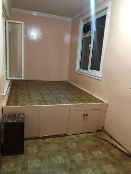 Расположено середине массива    2-этаж   балкон 2х6  пустая 