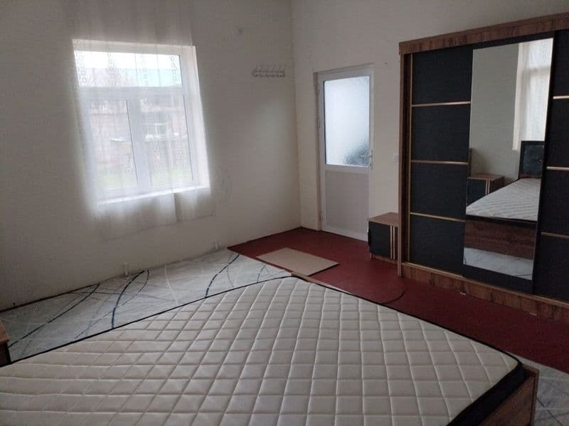 Арендага квартирага участка ховлиси билан. Ховлида мевали да