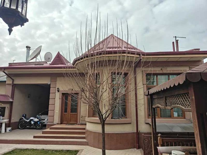 Домбрабад, район считается тихим и спальным. На фасадной час