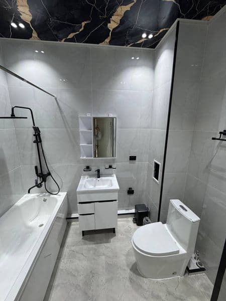 Отличное расположение дома - всё рядом - много магазинов, Це — фото 5