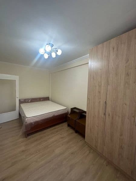 Аренда яккасарай район.  Двух комнатная.  Есть телевизор хол