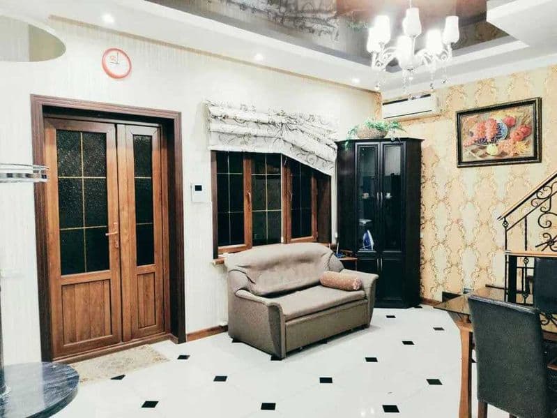 Домбрабад, район считается тихим и спальным. На фасадной час — фото 2