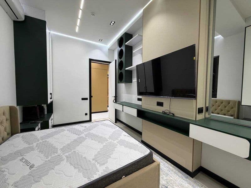 Комнат-3<br />
Этаж-4<br />
Этажность-16<br />
Площадь-88 м2