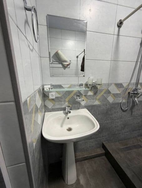 Яккасарой <br />
<br />
Миллий бог метрони олдида янги 12 эт — фото 3