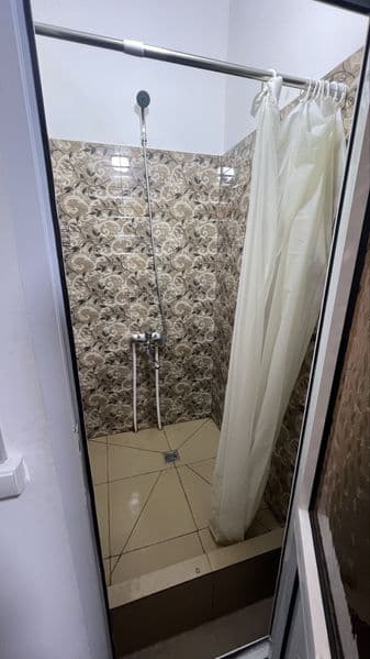 Beruniy va tinchlik metro oʻrtasida joylashgan yonida sartar