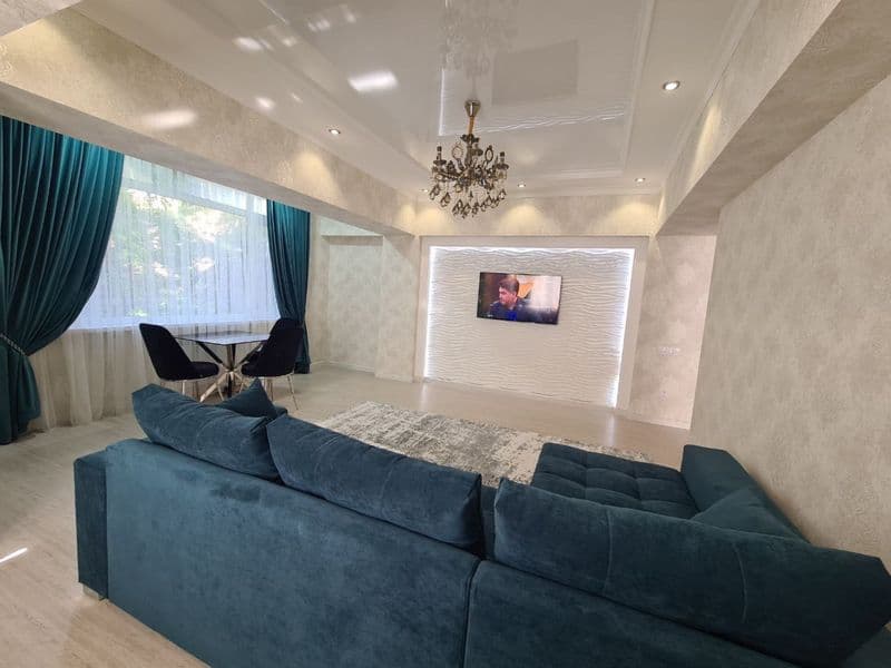 Отличное расположение дома - всё рядом - много магазинов, Це — фото 2