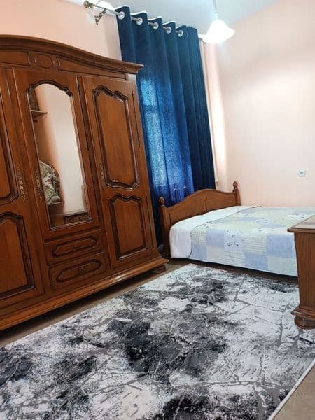 Квартира с неплохим ремонтом.<br />
С полной обстановкой.<br