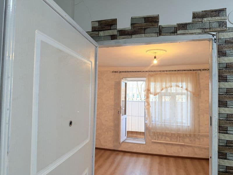 Аренда квартиры<br />
Общ<br />
180 дол + ком<br />
1/4/4<br