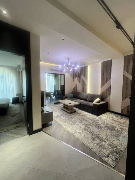 Отличное расположение дома - всё рядом - много магазинов, Це — фото 2