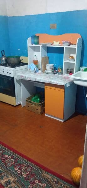 2 xonali uyni 1 xonasi o'qiydigan esli qizga beriladi. Uyda 