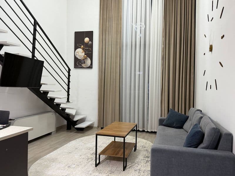 Отличное расположение дома - всё рядом - много магазинов, Це