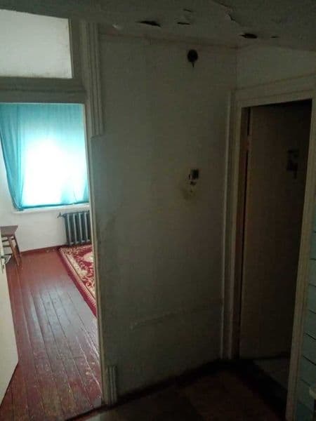 kvartira ichida 1 gilam rasimda ko'rsatilgan parda bor, uy 4