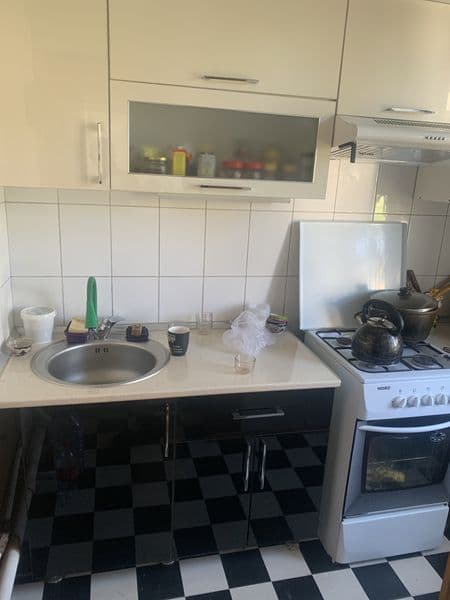 Сдается  в аренду 4комн. 3этаж 4этаж банковский дом кирпичны