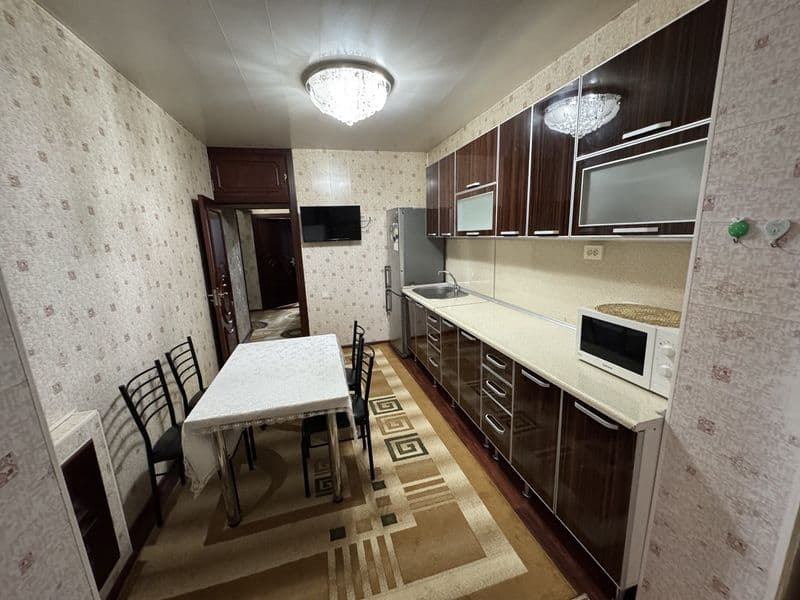 себзорда жойлашган, 8 этаж, кушнилар яхши, жой тозза, узи уч