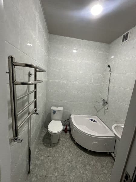 Квартирада гилам, кухонный мебель,, кир ювадиган машина бор,