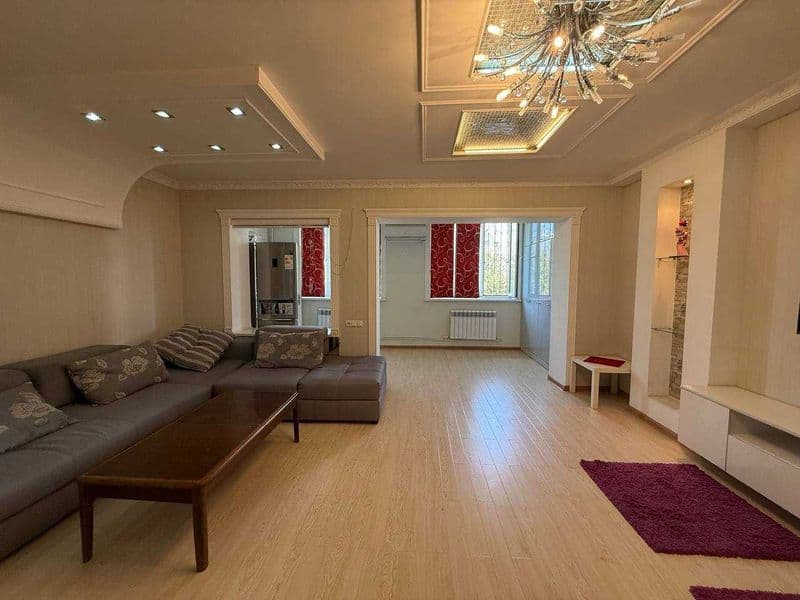 Миробадский  район<br />
<br />
Госпитальный рынок <br />
<b