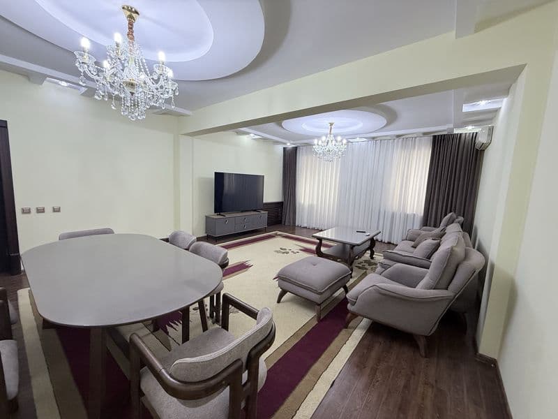 Квартира в центре укомплектована мебелью и техникой. <br />
