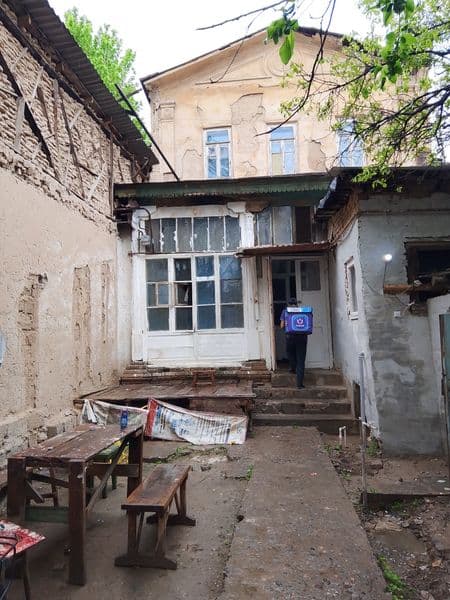 Dush tvalet vanna va kulyerlar uchun batareani zaryatga qoyi