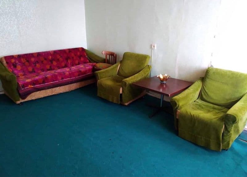 Двушка на восьмом этаже. Напротив золото Алиева и Корзинка. 