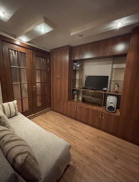 Сдаётся уютная 2-комнатная квартира, переделанная в 3-комнат