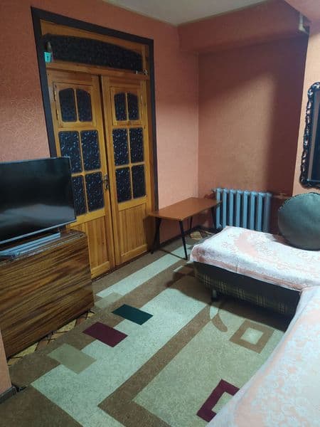 Квартира находится возле метро, рядом супермаркет Корзинка,с