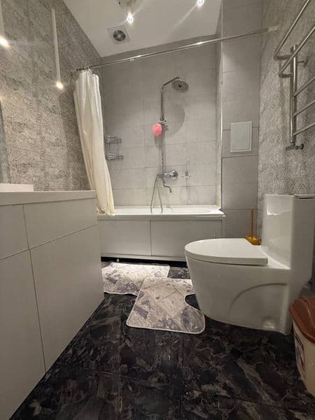 Отличное расположение дома - всё рядом - много магазинов, Це — фото 5