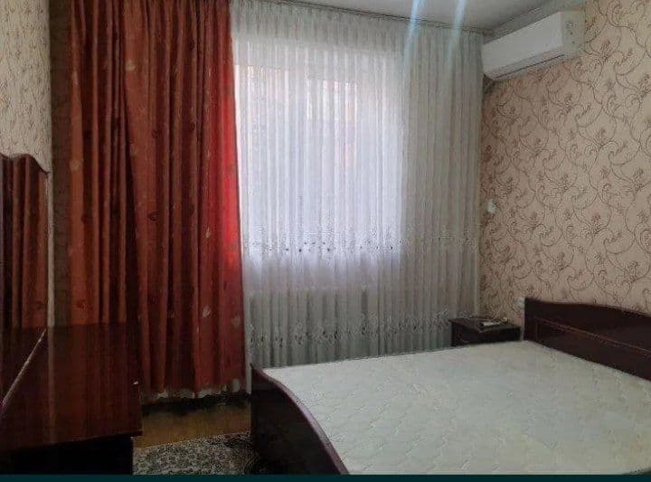 Yashnobod Kadishva bozori Doʻstlik metro yaqnida 1 xona uy i