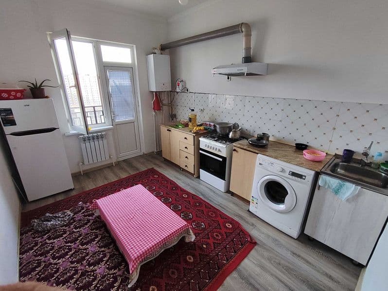 3metro bekatga 10 daqiqalik yol. Uy yangi darxonda joylashga