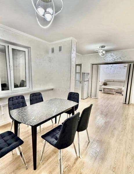 После нового ремонта , мебели и техники (еще никто не жил)