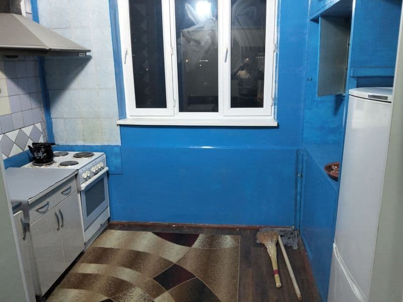 Чилонзор оилага 350 доллир<br />
Кизлар, болларга 400 д<br /